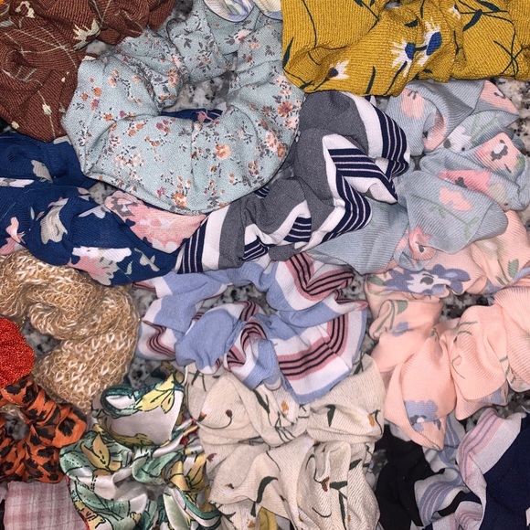 SCRUNCHIES ✨ - Picture 5 of 5